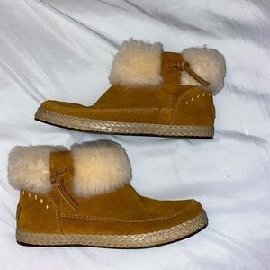 NWOT mini tan uggs